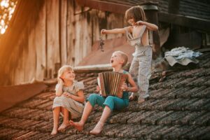 un groupe d'enfants assis sur un toit